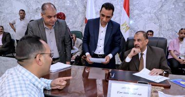 محافظ سوهاج يبحث مطالب وشكاوى المواطنين فى اللقاء الجماهيرى