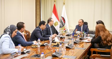 وزير قطاع الأعمال يبحث مع رئيس هيئة الرعاية الصحية تعزيز التعاون المشترك لدعم الصناعة جانب من اللقاء
