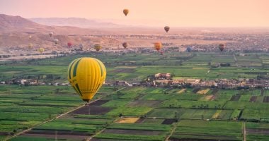 سحر لا يُنسى.. منطاد الأقصر يحلق ببهجة سياح العالم فوق البر الغربى البالون الطائر فى سماء الأقصر
