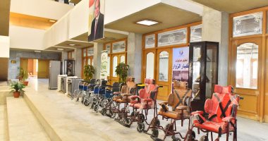 محافظ أسيوط يسلم كراسى متحركة وسماعات طبية للأطفال وأجهزة للعرائس