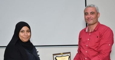 تكريم عاملة بالمدينة الشبابية ببورسعيد لأمانتها فى إعادة مبلغ 10 آلاف جنيه جانب من التكريم