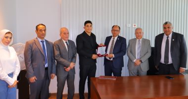 رئيس جامعة حلوان الأهلية يكرم الطالب عبد الرحمن بطل إفريقيا في المصارعة الحرة رئيس جامعة حلوان الأهلية يكرم الطالب عبد الرحمن بطل إفريقيا
