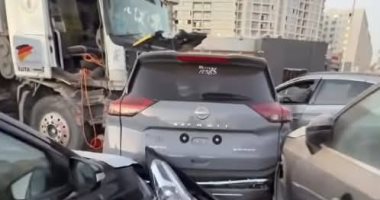 تهشم 7 سيارات بعد اصطدام تريلا بها داخل معرض بالقطامية.. صور حادث اصطدام تريلا القطامية