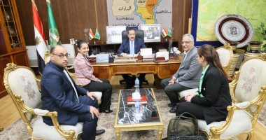 محافظ المنوفية يلتقى طالبة فى الشهادة الإعدادية لتميزها فى البحث العلمى