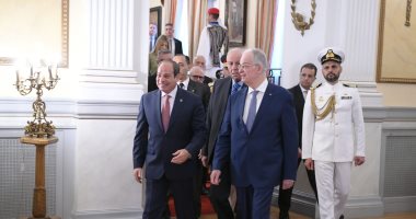 استقبال رسمى للرئيس السيسى فى اليونان.. الرئيس يؤكد اهتمام القاهرة بالشراكة مع أثينا.. والتنسيق لضمان تحقيق التهدئة واستعادة الاستقرار بالمنطقة.. تاسولاس يؤكد أهمية مصر الاستراتيجية كشريك رئيسى للاتحاد الأوروبى الرئيس عبد الفتاح السيسي والرئيس اليوناني كونستانتينوس تاسولاس