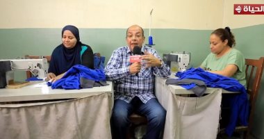 محمد شردى يتفقد الورشة الانتاجية ويطلع على آلية تصنيع أزياء عمال النظافة