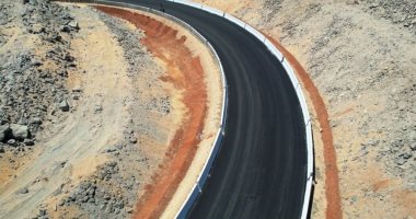 إنهاء مشروع إنشاء ورصف مطالع ومنازل قرية غرب سهيل بمحور الخزان