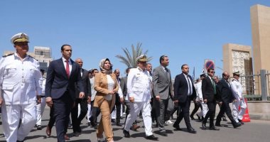 محافظ دمياط يضع إكليل الزهور على النصب التذكارى للجندى المجهول