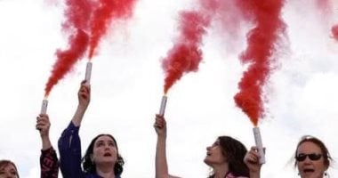 الحلم نيوز : 
                                            دخان وردى.. ناشطات فى الفاتيكان يطالبن بمشاركة نسائية فى اختيار البابا.. فيديو
                                        