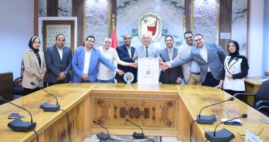 تكريم فريق عمل مستشفيات سوهاج الجامعية لحصولها على وسام ودرع التمييز.. صور