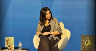 فيروز كراوية تغني لأم كلثوم وتدير ندوة خاصة بمعرض أبو ظبي للكتاب