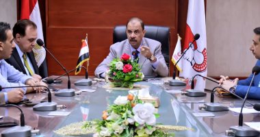 محافظ سوهاج يبحث تطبيق الهوية البصرية على كوبرى الكورنيش الغربى جانب من الاجتماع