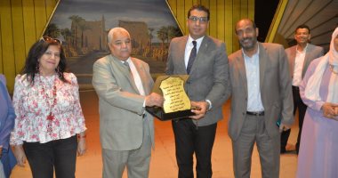 نائب محافظ الأقصر يشهد فعاليات حفل المعرض الختامي لأنشطة رياض الأطفال.. صور