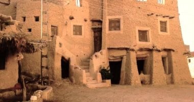 سر لا يعرفه الكثيرون.. "الكرشيف" مادة سحرية لبناء المنازل في سيوة منذ قرون.. تتكون من الطين الممزوج بالملح للحماية من حرارة الصحراء.. واستخدمت فى ترميم حصن شالي وبناء المنازل والفنادق والمنتجعات السياحية.. صور