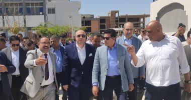 محافظ بني سويف ووزير الشباب والرياضة يتفقدان مركز التنمية الشبابية شرق النيل