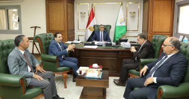 محافظ الجيزة يلتقى أعضاء اللجنة العليا لتراخيص المحال جانب من الجتماع