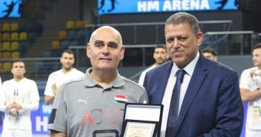 العالمي : 
                                            خالد فتحي يهدي باستور درع اتحاد اليد
                                        