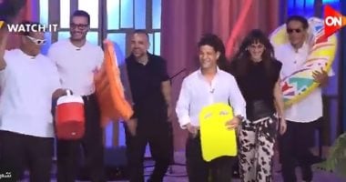 الشبكة نيوز : 
                                            دخلوا بالعوامات.. دخول طريف لأبطال فيلم نجوم الساحل لاستوديو 