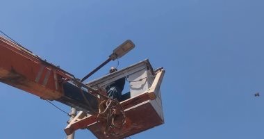 صيانة وتركيب كشافات جديدة لتحسين منظومة الإنارة بقرية النخيلة فى مركز أبوتيج تركيب كشافات انارة
