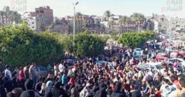تشييع جثامين شابين صدمهما قطار أثناء عبورهما السكة الحديد من مكان مخالف بطوخ