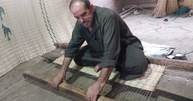 "الحاج عبيدة" يكشف أسرار صناعة الحصير البلدى اليدوى بالشرقية