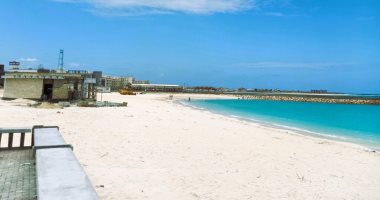 كورنيش مرسى مطروح يتجمل لاستقبال المصطافين.. تحويل شواطئ الكورنيش الصخرية إلى رملية.. واجهة المدينة تشهد نقلة سياحية وحضارية وتنفيذ التشطيبات النهائية وأعمال التجميل.. صور شواطئ مطروح