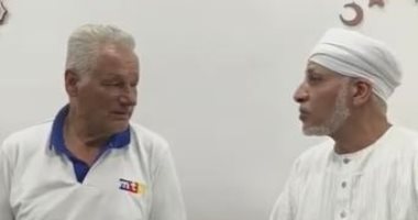 سائح من ألمانيا يشهر إسلامه داخل ساحة الشيخ المصرى الحامدى بالأقصر..فيديو