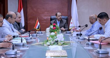 محافظ سوهاج يعقد اجتماعًا لمتابعة مشروعات الرصف ووضع جدول زمني