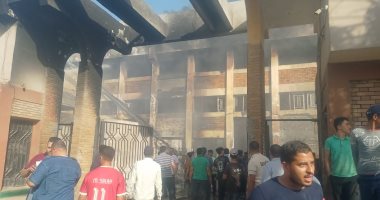 فصل الكهرباء عن موقع حريق مصنع بـ6 أكتوبر لتسهيل السيطرة على النيران.. صور