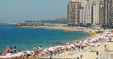 تزامنا مع الموجه الحارة.. توافد ملحوظ على شواطئ الإسكندرية والشواطئ ترفع الراية الخضراء إقبال على شواطىء الإسكندرية