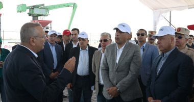رئيس الوزراء يتفقد مشروعي "رووتس" و"سكاي للموانئ"