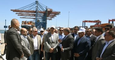 رئيس الوزراء يتفقد محطة دحرجة السيارات "RORO" التابعة لـ "SCAT".. رئيس الشركة: المشروع ينفذه تحالف "فرنسي – ياباني" ويضم 3 من كبرى الشركات العالمية باستثمارات تبلغ 159 مليون دولار.. ويوفر 400 فرصة عمل مباشرة
