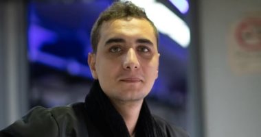 خطوة ونظرة لامعة للديار.. قصيدة محمد طايل بملتقى بيت الشعر العربي للنص الجديد محمد طايل وبيت الشعر العربي