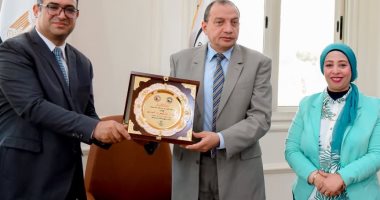 تمريض بنى سويف الأهلية تهدى رئيس الجامعة درع الملتقى الطلابى الأول