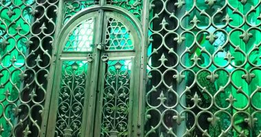 "مقام الفرغل" سلطان أولياء الصعيد وساكن القلوب فى أبوتيج.. مقصد لكل أبناء الطرق الصوفية بأسيوط.. ساحته أهم الأسواق التجارية والروحية وأماكن تجمع المنشدين.. يقام له مولد كبير سنويا يحضره عشرات الآلاف.. صور مقام الفرغل