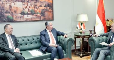وزير التعليم يستقبل سفير اليمن لبحث سبل التعاون والاستفادة من الخبرات المصرية وزير التعليم مع السفير اليمنى بالقاهرة