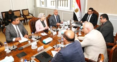 وزير الإسكان يتابع الخدمات من خلال البوابة الإلكترونية للمجتمعات العمرانية وزير الاسكان خلال الاجتماع