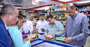 محافظ سوهاج يفقد المحال التجارية ويشدد على ضبط الأسعار محافظ سوهاج خلال الجولة