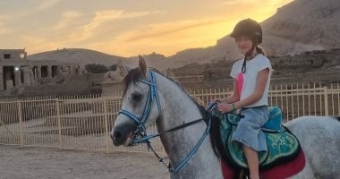 سياح العالم يستمتعون بسفارى الخيول فى جبل القرنة رغم ارتفاع درجات الحرارة بالأقصر سياح العالم يستمتعون بسفارى الخيول