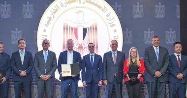وزير الاستثمار والتجارة الخارجية يسلم 6 رخص ذهبية جديدة لعدد من المشروعات