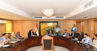 محافظ الفيوم يوجه بتوفير مساعدات مالية ومعاشات للحالات الأولى بالرعاية جانب من الاجتماع