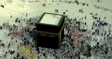 شاهد طواف طلائع الحجاج فى الحرم المكى الكعبة - مكة