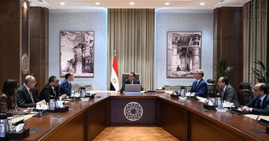 رئيس الوزراء يتابع جهود الحكومة لتحويل السيارات للعمل بالغاز الطبيعى