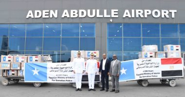 الداخلية ترسل شحنات من الملابس الشرطية إلى الصومال.. صور الداخلية ترسل شحنات من الملابس الشرطية إلى الصومال