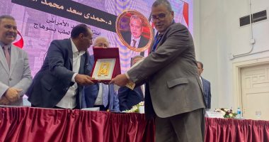 تكريم الدكتور حمدى سعد الطبيب المثالى على مستوى الجمهورية - اليوم السابع
