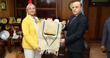 محافظ كفر الشيخ يستقبل وزيرة البيئة قبيل انطلاق مؤتمر "الابتكار من أجل مستقبل أخضر" محافظ كفر الشيخ يهدي كليمه لوزيرة البيئة صنعت بفوه