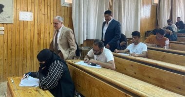 رئيس جامعة أسوان يتفقد امتحانات الفصل الدراسى الثانى بكلية التجارة رئيس جامعة أسوان يتفقد امتحانات كلية التجارة