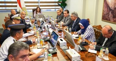 وزيرة التنمية المحلية تبحث جهود إعادة المظهر الحضارى لشوارع مصر الجديدة جانب من الاجتماع