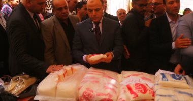 محافظ كفر الشيخ يفتتح سوق اليوم الواحد بتخفيضات تصل 30% فى بيلا.. فيديو توفير السكر بأسعار مخفضة