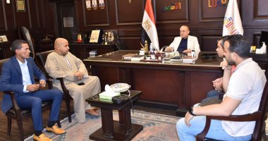 محافظ الأقصر يستقبل وفد شباب الضبعية لعرض مطالبهم والعمل على حلها جانب من عرض مطالب أهالى الضبعية على محافظ الأقصر